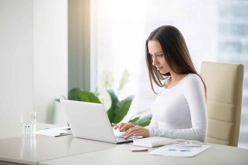 Young,Woman,Working,At,The,Modern,Office,Desk,With,A