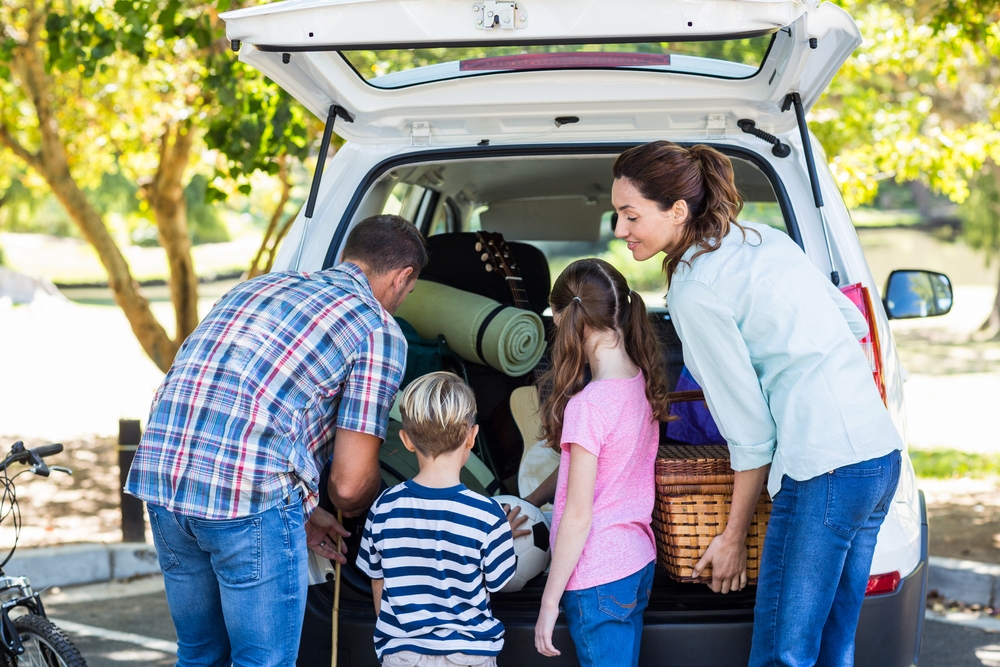 Happy,Family,Getting,Ready,For,Road,Trip,On,A,Sunny