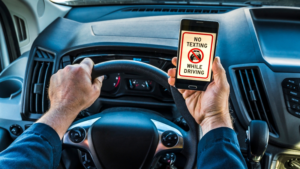 phone-displays-no-text-while-driving-on-screen